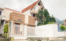 RedDoorz at WR Supratman Batu